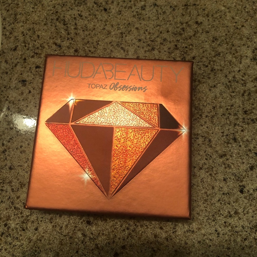 HUDA BEAUTY Topaz Obsessions Eyeshadow Palette